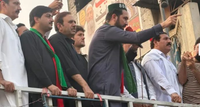 NEWS CM Afridi says will not accept 'illegal move' of governor's rule or emergency in KP