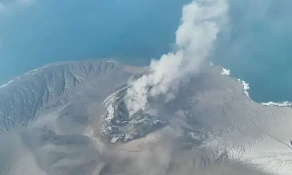 NEWS New islands appear after Indonesia's Anak Krakatau volcano erupts
