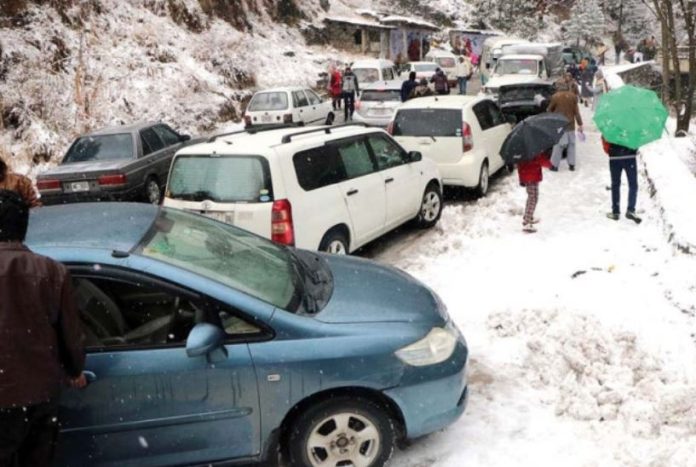 NEWS As snowfall begins in Galiyat advisory issued for tourists