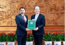 Pakistan’s Ambassador to China Presents Copy of his Credentials